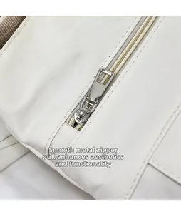 Nahaufnahme des silbernen Metallreißverschlusses an einer weißen Canvas-Tragetasche