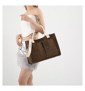 Détail du sac cabas en velours côtelé marron avec fraises et bandoulière réglable