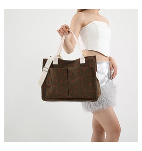 Sac cabas marron en velours côtelé avec imprimé fraise et bandoulière blanche