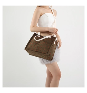 Vue latérale du sac cabas en velours côtelé marron à motif fraises porté par un mannequin