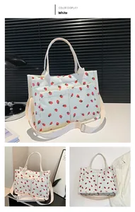 Détail du sac cabas en velours côtelé blanc avec imprimé fraises et doubles poches