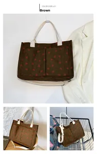 Détails du sac cabas en velours côtelé marron à imprimé fraise et bandoulière réglable
