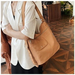 Nahaufnahme einer großen hellbraunen Nylon-Pendlertasche mit praktischem Mehrttaschendesign