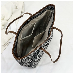 Vista superior del bolso de leopardo con amplio interior y bolsillo con cremallera