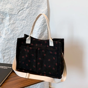 Sac cabas en velours côtelé noir à motifs fraises avec bandoulière et doubles poches