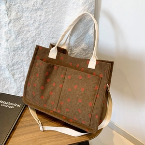 Sac fourre-tout marron en velours côtelé avec fraises rouges et bandoulières crème