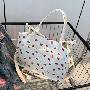 Sac fourre-tout en velours beige imprimé fraises avec doubles poches et bandoulière