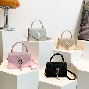 Borsa a tracolla chic con paillettes e dettagli dorati in quattro colori eleganti