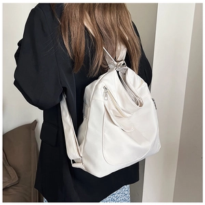 Detail eines weißen Damen-Rucksacks aus weichem Leder mit Reißverschlüssen am Model