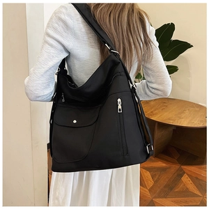 Detailansicht der großen schwarzen Pendlertasche mit Silber-Reißverschluss und Mehrfachtaschen