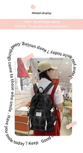 Detail eines grauen Karorucksacks mit seitlichen Diebstahlsicherungen und weißen Zippern