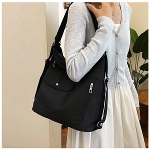 Große schwarze Einkaufstasche aus wasserdichtem Nylon mit Taschen und silbernen Beschlägen