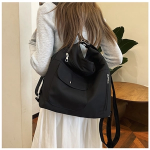 Praktischer schwarzer Nylon-Rucksack mit vielen Taschen für den täglichen Arbeitsweg