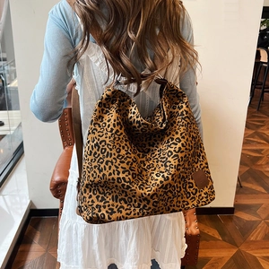 Women's leopard print canvas shoulder bag with large capacity and adjustable strap