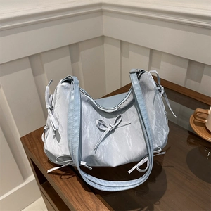 Hellblaue Schultertasche mit Schleifen, plissierter Textur und Crossbody-Design