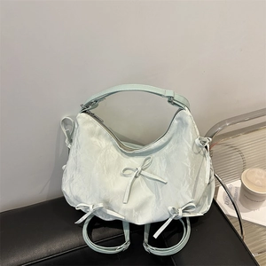 Mintgrüne Hobo-Tasche mit Schleifen-Details und vielseitigen Trägern für Stil
