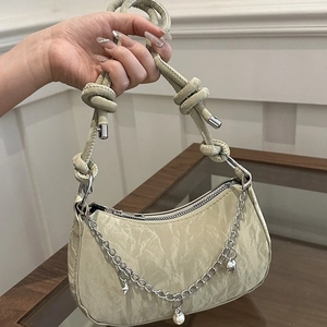 Elegante borsa hobo beige arricciata con manico a nodo e catena di perle e stelle