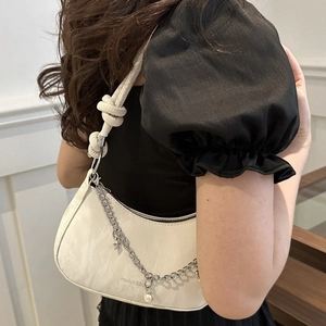 Borsa hobo bianca effetto marmo con catena d'argento, perle e ciondoli a stella