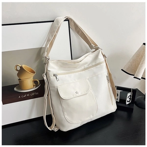Nahaufnahme der Canvas-Tasche mit mehreren Taschen, Reißverschlüssen und breitem Gurt
