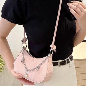 Borsa a mezzaluna rosa con catena argento, ciondolo a stella e dettaglio del nodo