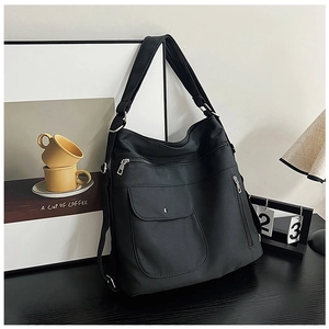 Detailansicht der schwarzen Pendler-Tasche mit Multi-Taschen-Design und Metall-Reißverschlüssen