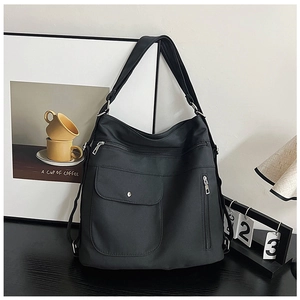 Detail der schwarzen Nylon-Tasche mit mehreren Reißverschlusstaschen und verstellbarem Gurt