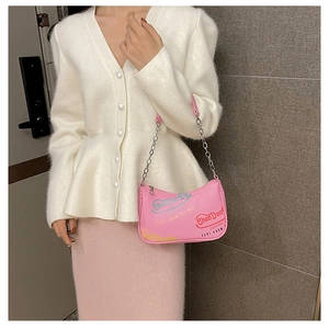 Borsa a mezzaluna rosa chic con stampa graffiti colorata e dettaglio tracolla a catena