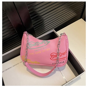 Dettaglio borsa a mezzaluna rosa con graffiti e catena d'argento in regalo