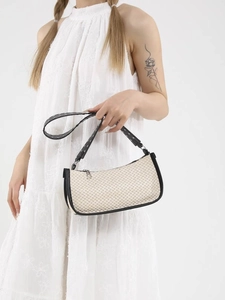 Sac sous le bras tissé chic avec bordure en cuir noir et œillets métalliques femme