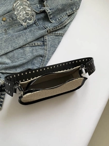 Sac sous le bras en paille tissée avec bordure en cuir noir et bandoulière cloutée