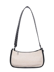 Sac hobo tissé chic avec bandoulière à rivets noirs et texture crème pour l'été