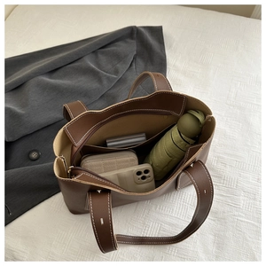 Innenansicht der großen Kapazität und mehrerer Taschen dieser braunen Einkaufstasche