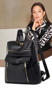 Détails d'un sac à dos noir en cuir avec fermetures éclair dorées et design patchwork