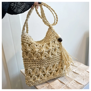Sac en paille évidé rétro avec motifs floraux et pompons perlés pour les vacances