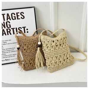 Sac Bandoulière Vintage en Paille Tissée Ajourée pour Femme Sac de Vacances Bohème Avec Gland et Perle en Bois Petit Sac Carré