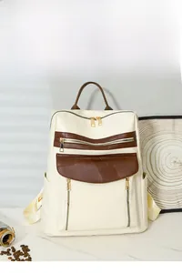 Détail d'un sac à dos rétro bicolore crème et marron avec grande capacité en similicuir