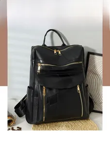 Détail d'un sac à dos vintage en patchwork avec fermetures éclair dorées et grand volume