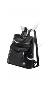Détail d'un sac à dos léger en cuir noir grainé avec fermetures éclair dorées et 0,53 kg