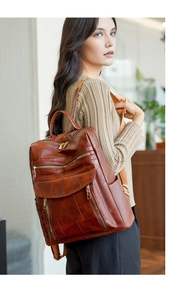 Détail d'un sac à dos rétro en similicuir patchwork avec des fermetures éclair dorées