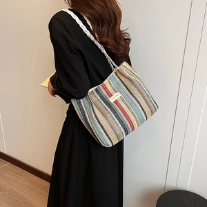 Vue détaillée du sac cabas en paille tissé multicolore avec étiquette logo de mode