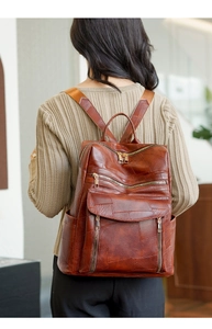 Vue détaillée du dos d'un sac à dos vintage en patchwork avec de grands compartiments