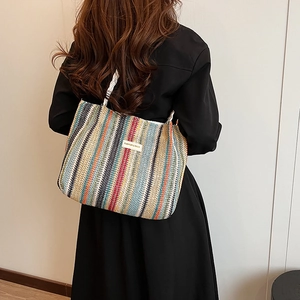 Détail du sac cabas tissé à rayures colorées avec écusson Fashion & Bags
