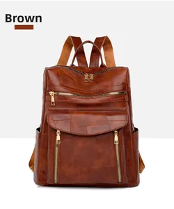 Détail d'un sac à dos en cuir marron avec fermetures dorées et texture de poche à rabat