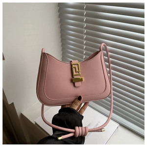 Detail van de roze halvemaan tas met gouden gesp en geknoopte lederen schouderriem