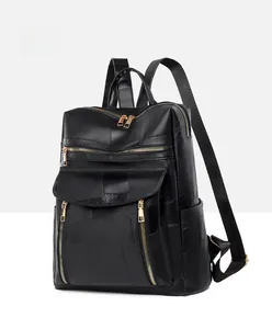 Vue latérale du sac à dos en cuir noir avec détails dorés et texture patchwork