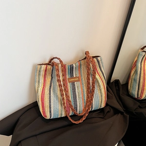 Détail de la texture tissée colorée et de la bandoulière en cuir du grand sac cabas