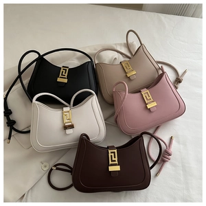 Vue à plat de cinq sacs croissants en diverses couleurs avec boucles dorées métalliques