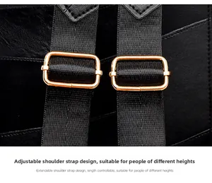 Détail de la bandoulière en cuir noir avec sangle en nylon et boucle dorée réglable