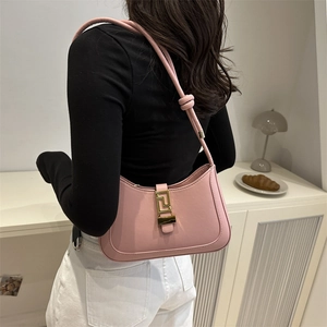 Sac hobo rose clair au design français avec boucle dorée et bandoulière à nœud élégante
