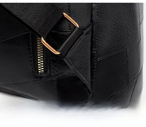 Gros plan sur les coutures triangulaires renforcées et les boucles dorées du sac à dos